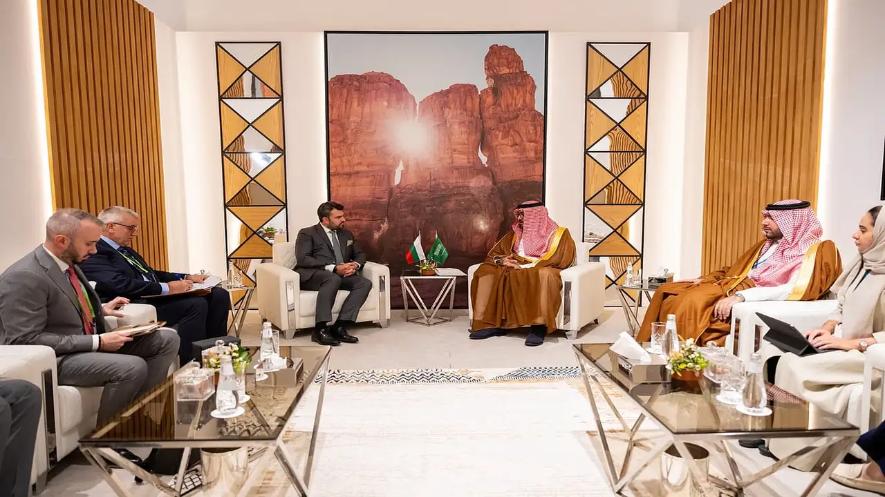 الإبراهيم يبحث مع وزير خارجية بلغاريا تعزيز العلاقات الثنائية وآفاق التعاون المشترك